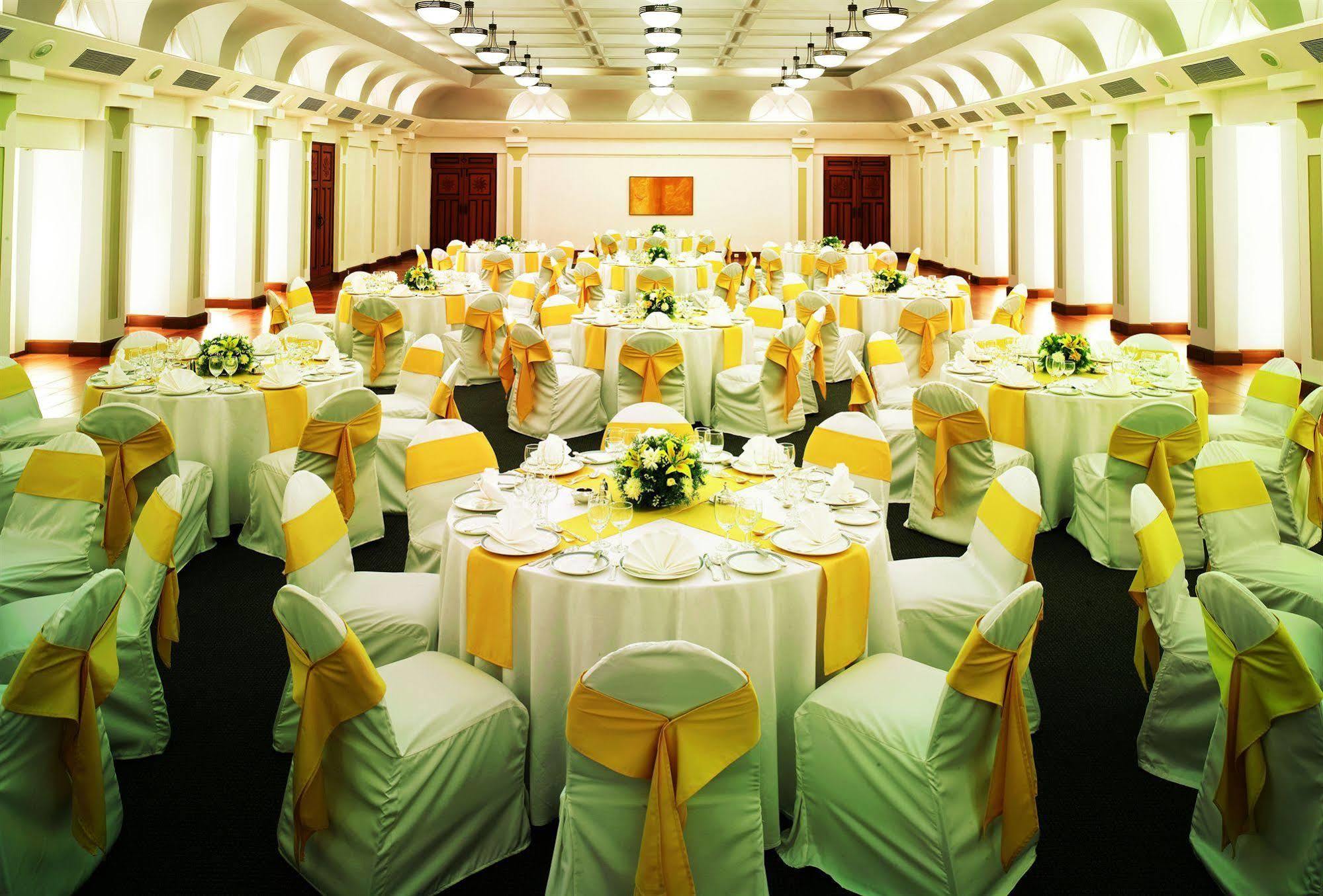 Taj Cidade De Goa Heritage, Goa Santa Cruz Luaran gambar A wedding reception at the Royal Thai Navy Convention Center
